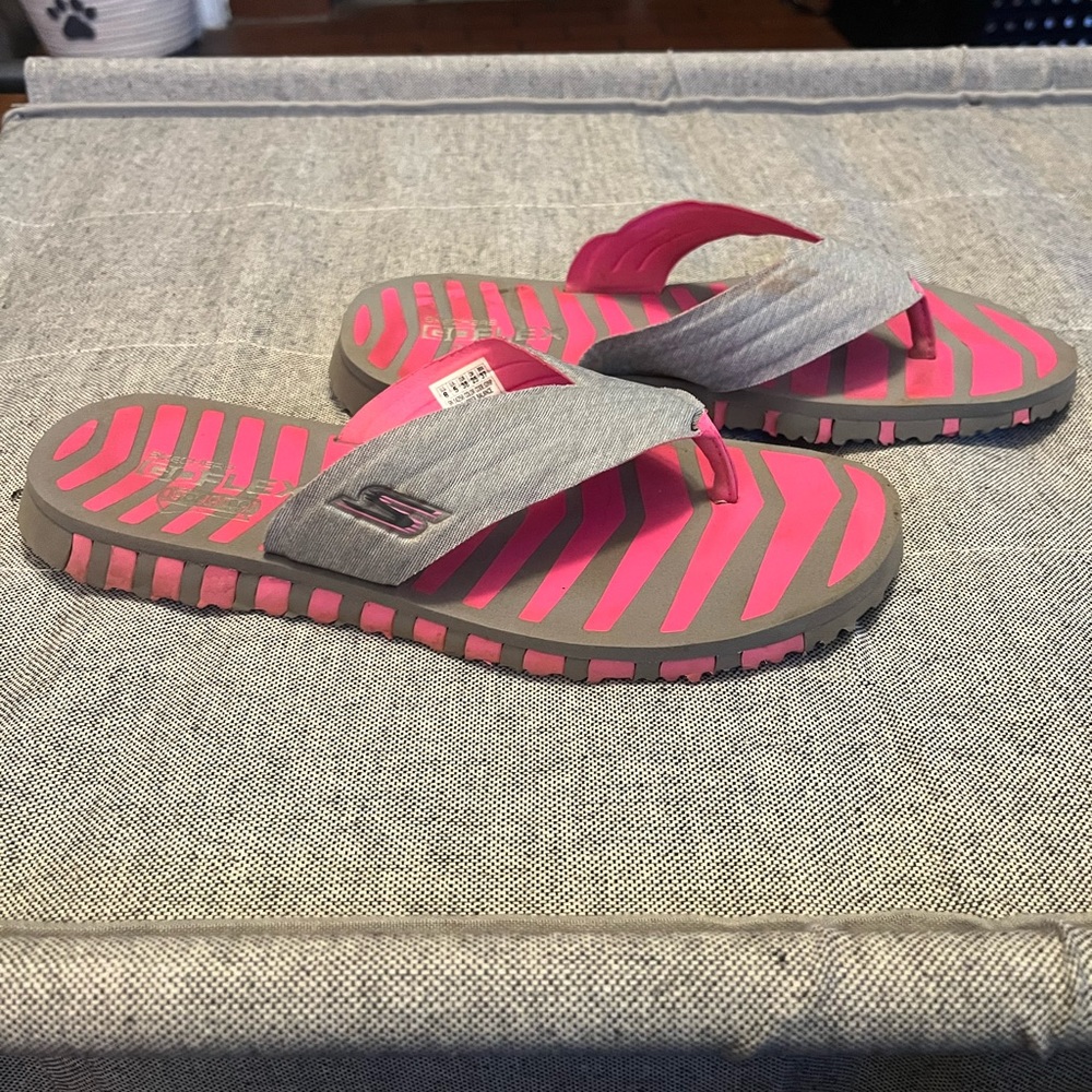 Skechers flip flops